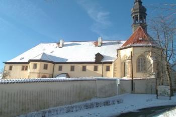 Zimní pohled na klášter ze staré cesty do Klášterce nad Ohří. (2002 © Václav Hodek)