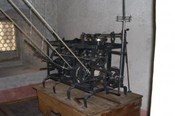 Hodinový stroj s lanovými převody na vnější i vnitřní ciferníky (© Ivan Grisa, 09/2004)