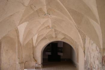 Chodba v prvním patře se sklípkovou klenbou (© Ivan Grisa, 09/2004)