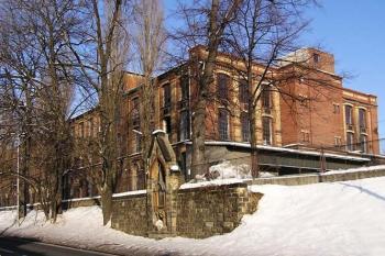 Neumannova přádelna a kaple sv. Otýlie od cesty na Staré Město (© Jan P. Štěpánek 04/2014)