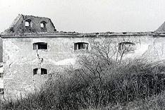 Hlavni budova tvrze tesne pred demolici (© Ales Strecha, 1984)