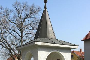 Bývalá kaplička ve Zlosyni ( © Pavel Vítek 04/2014)