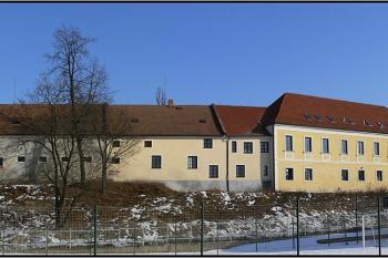 celková situace - kostel se zámkem a hosp. budovami výzkumného ústavu ( © Petr Turyna 01/2006)