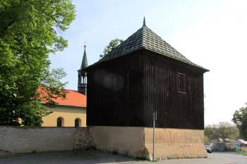 Zvonice u kostela Stětí sv. Jana Křtitele v Hostivaři (© Pavel Vítek 04/2014)