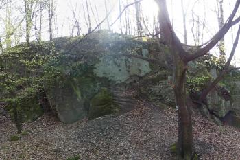 Pohled na jádro hradu se světnicemi a schodištěm na vrchol ostrohu. (© Jan Šebek, 04/2010)