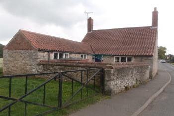 Novodobý domek postavený na okraji hradiště. (© Prudký Martin, 05/2014)