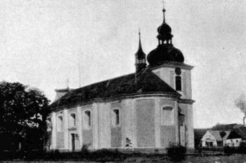 pohled od jihovýchodu na počátku 20. století (© Antonín Cechner: Soupis památek historických a uměleckých v Království Českém, sv. 39 Politický okres rakovnický, II. díl, Archaelogická komise při České akademii císaře Františka Josefa pro vědy, slovesnost a umění, Praha 1913)