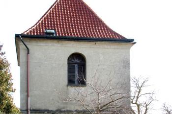 Zvonice na hřbitově ve Sluhách ( © Pavel Vítek 02/2014)