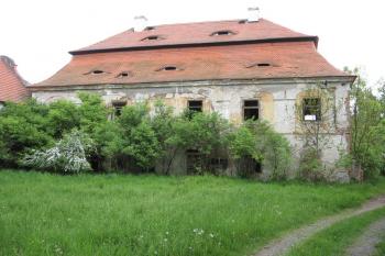 Obytná budova zámku, pohled z nádvoří (© Jan Valtr, 05/2014)