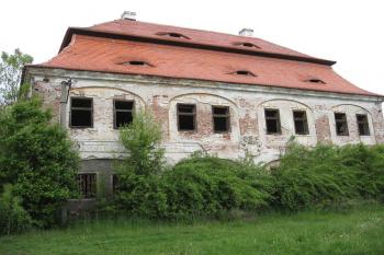 Průčelí zámku, pohled z návsi (© Jan Valtr, 05/2014)