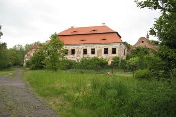 Celkový pohled na areál zámku z návsi (© Jan Valtr, 05/2014)