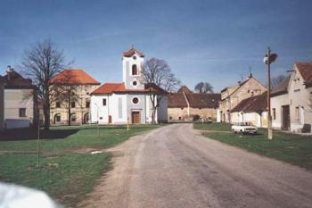 Náves v Kestřanech (2002 © Šemík)