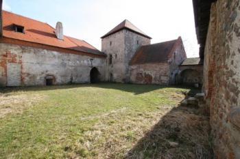 Čelní křídlo tvrze s průjezdem a obytnou věží ( © Filip Matoušek 03/2005)