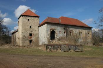 Čelní strana horní kestřanské tvrze s portálem průjezdu a vpadlinou pro padací most ( © Filip Matoušek 03/2005)
