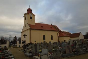 pohled na kostel ze hřbitova ze západu (© Jaroslav Špiroch  12/2021)