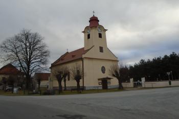 pohled na hlavní průčelí s hranolovou věží ze severu (© Jaroslav Špiroch  12/2021)