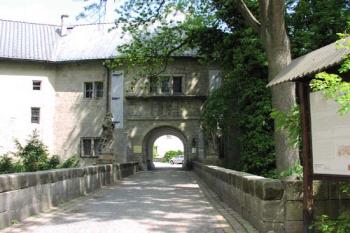 Zámek Hrubá Skála - vchod (2003 ©Jaroslav GAVELČÍK)