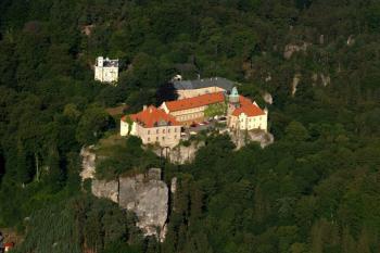 Zámek Hrubá Skála - Letecký snímek ( © Radovan Smokoň 08/2006)