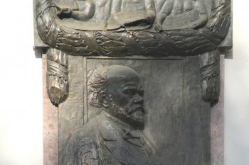Reliéf na rodném domě Antonína Dvořáka v Nelahozevsi. (© Pavel Vítek  09/2024)