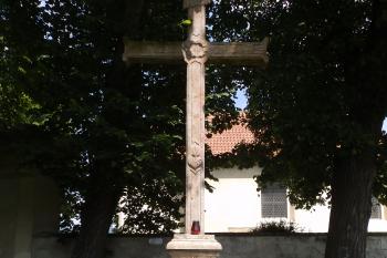 Kamenný kříž přede kostelem (© Johannes Cladis, 06/2014)