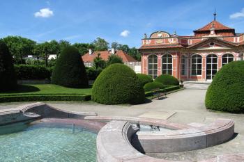 Část zahrady za severní části Černínského paláce s fontánou a Kaňkovým pavilónem. (© Pavel  Vlach, 05/2014)