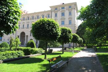Severozápadní pohled ze zahrady na palác. (© Pavel  Vlach, 05/2014)