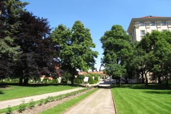 Přístupová cesta ze západu k Černínskému paláci, v pozadí jsou viditelné věže chrámu sv. Víta.  (© Pavel  Vlach, 05/2014)