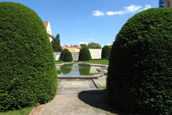 Francouzská část zahrady s jezírkem před severním průčelím paláce.  (© Pavel  Vlach, 05/2014)