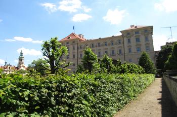 Pohled ze zahrady na palác, vlevo věž Lorety. (© Pavel  Vlach, 05/2014)