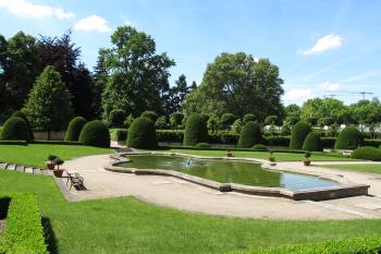 Jezírko ve francouzské části zahrady před severním průčelím paláce.  (© Pavel  Vlach, 05/2014)