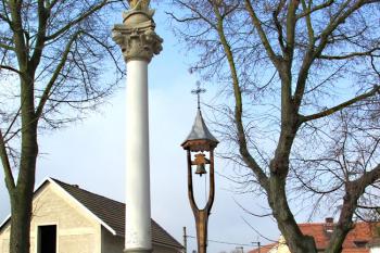 Mariánský sloup a zvonička v Sazené ( © Pavel Vítek 03/2014)