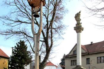 Mariánský sloup a zvonička v Sazené ( © Pavel Vítek 03/2014)
