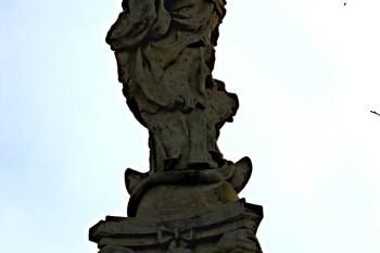 Mariánský sloup a zvonička v Sazené ( © Pavel Vítek 03/2014)