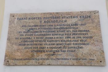 Pamětní deska na kostele (© Johannes Cladis, 01/2017)