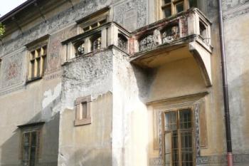 opěrný pilíř a balkon v západním průčelí zámku ( © Jan P. Štěpánek 11/2009)