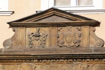 detail erbovní kartuše renesančního portálu na domě Mikuláše Onše z Břesovic původně pocházejícího z pernštejnského zámku ( © Jan P. Štěpánek 12/2009)