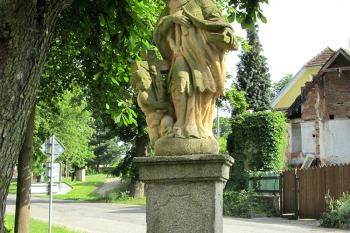 Socha sv. Jana Nepomuckého před kostelem (© Pavel Vítek 06/2014)