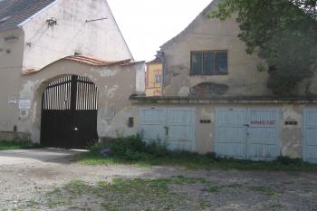 vjezd do hospodářského dvora od severu (© Jaroslav Špiroch, 08/2018)