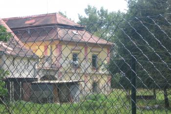 pohled od severozápadu na západní průčelí hlavní budovy (zámečku) s vjezdem do dvora (© Jaroslav Špiroch, 08/2018)