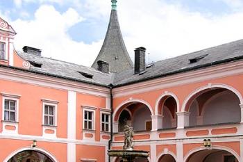 Nádvoří s kašnou ( © Luděk Pitter 05/2004)