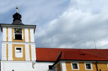Kostel Narození Panny Marie v Kostelci nad Vltavou (© Pavel Vítek 06/2014)