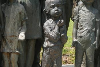 Lidice - kopie ukradené dívenky (© Jiří Špaček 07/2017)