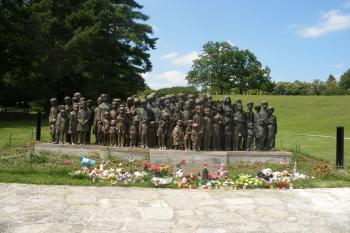 Lidice - celkový pohled na pomník dětí (© Jiří Špaček 07/2017)