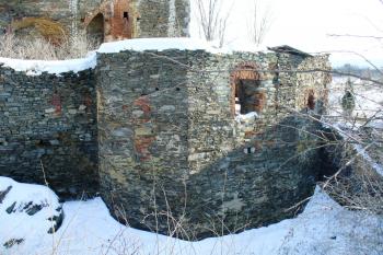 Tvrz Hradenín - polygonální bašta (© Pavel Jarý, 14.02.2010)