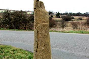 Torzo viničního křížku u Zeměch (© Pavel Vítek 03/2014)