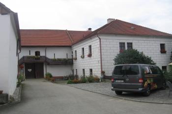 pohled na vlastní patrový dvoukřídlý panský dům (© Jaroslav Špiroch 06/2019)