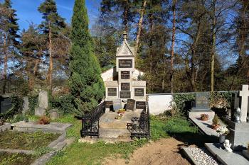 hrobka rodu Gregorů, vlastnících panský dům ve městě od roku 1782 do současnosti (mimo období komunistické vlády) (© Jaroslav Špiroch  04/2026)