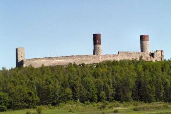 charakteristická silueta hradu od jihu ( © Pavel Zany Komárek 6/5/2004)