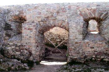 suterén paláce - severní jižní stěna západní místnosti se vstupem z nádvoří ( © Pavel Zany Komárek 6/5/2004)
