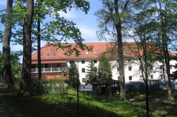 východní křídlo s boční terasou a dřevěným altánkem z parku (© Jaroslav Špiroch 05/2020)